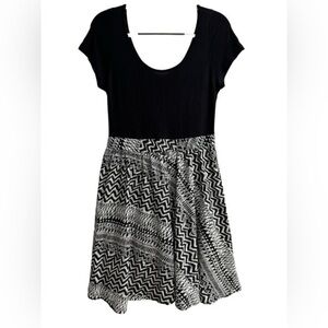 Black & White Aztec Flare Swing Short Sleeve Dress Women’s Juniors Size Large